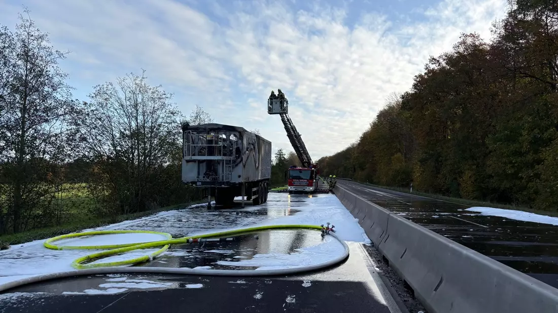 POL-DEL: Autobahnpolizei Ahlhorn: Brand eines Sattelaufliegers auf der Bundesstraße 75 +++ Vollsperrung der Bundesstraße in beide Richtungen - Bild: presseportal.de
