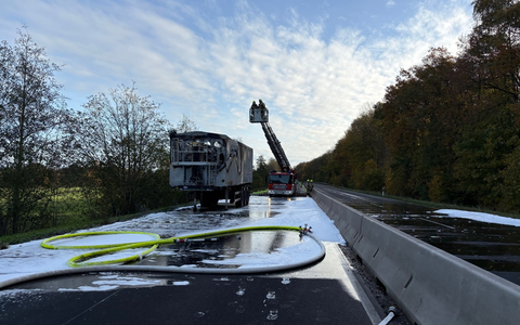 POL-DEL: Autobahnpolizei Ahlhorn: Brand eines Sattelaufliegers auf der Bundesstraße 75 +++ Vollsperrung der Bundesstraße in beide Richtungen - Foto: presseportal.de