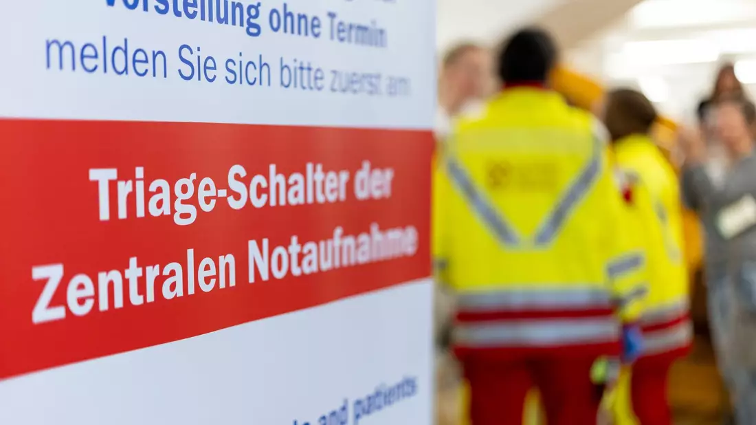 In manchen Notsituationen müssen Ärzte entscheiden, wer zuerst behandelt wird. (Archivbild) - Bild: Daniel Karmann/dpa