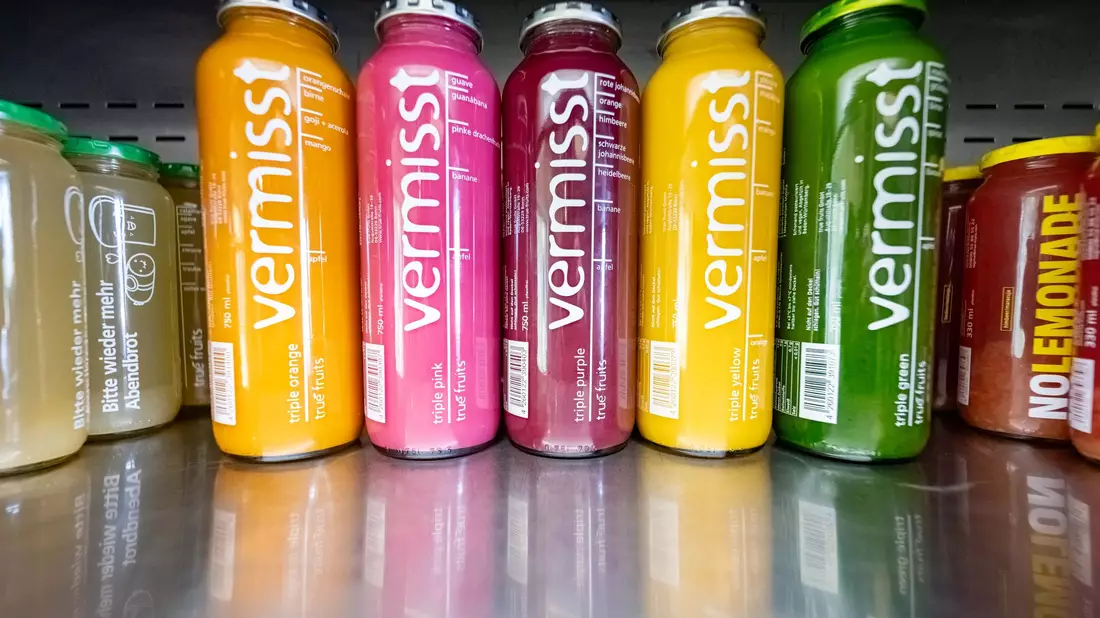 «Vermisst» steht groß auf den Smoothie-Flaschen von True Fruits - auf der Rückseite wird mit Fotos nach zwei seit Jahren vermissten Personen gesucht. - Bild: Benjamin Westhoff/dpa