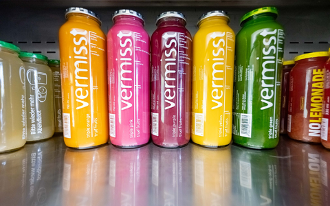 «Vermisst» steht groß auf den Smoothie-Flaschen von True Fruits - auf der Rückseite wird mit Fotos nach zwei seit Jahren vermissten Personen gesucht. - Foto: Benjamin Westhoff/dpa