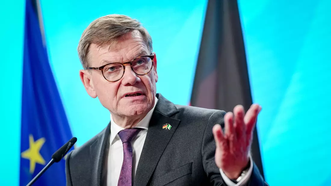 Außenminister Johann Wadephul (CDU) ist in den eigenen Reihen wegen Äußerungen zur Asylpolitik gegenüber Syrien in der Kritik. - Bild: Kay Nietfeld/dpa