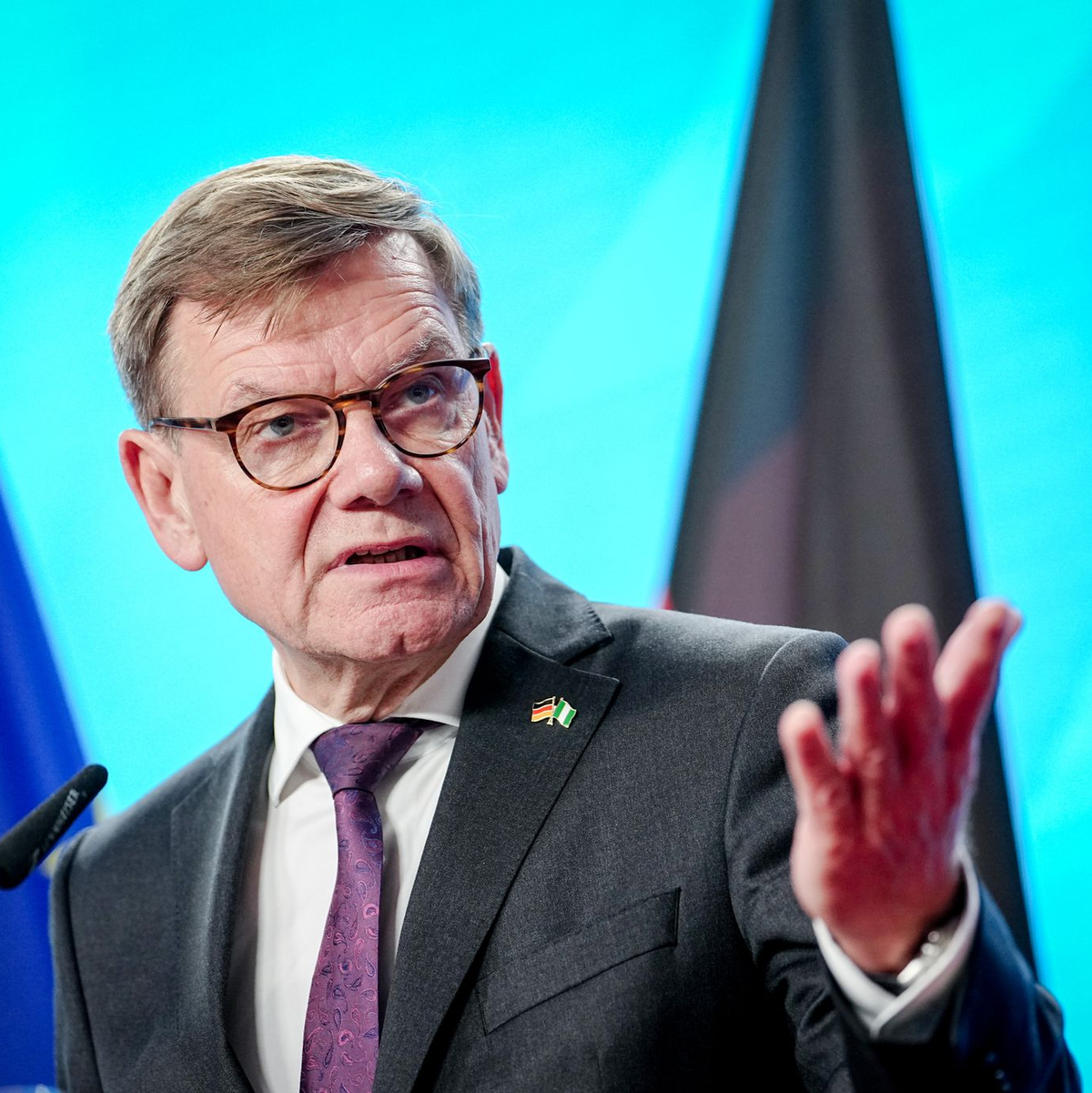 Bei einer Pressekonferenz in Berlin erklärt sich Außenminister Johann Wadephul (CDU) ausführlich zu den Irritationen über seine Asyl-Äußerungen in Syrien. - Foto: Kay Nietfeld/dpa