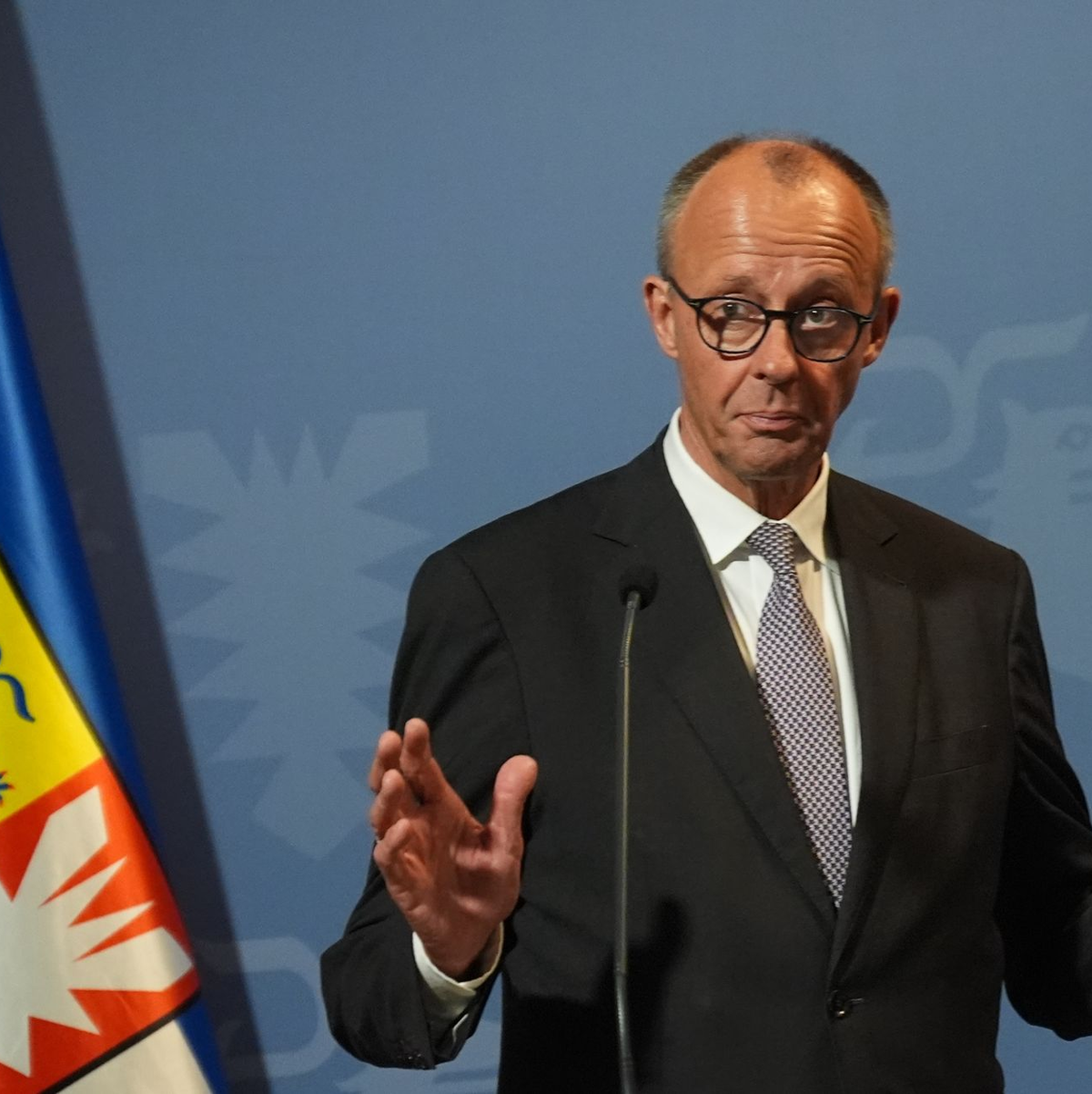 Kanzler Friedrich Merz äußerte sich am Montagabend in Husum auch zu der Diskussion über die Äußerungen von Außenminister Johann Wadephul (beide CDU) im Zusammenhang mit der Rückkehr von Syrern in ihr Heimatland. - Foto: Marcus Brandt/dpa