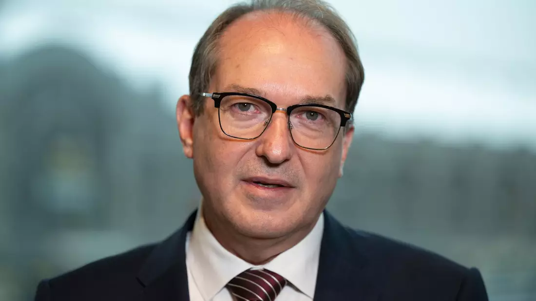 Bundesinnenminister Alexander Dobrindt (CSU) will mehr Rückführungen nach Syrien. (Archvfoto) - Bild: Sebastian Kahnert/dpa