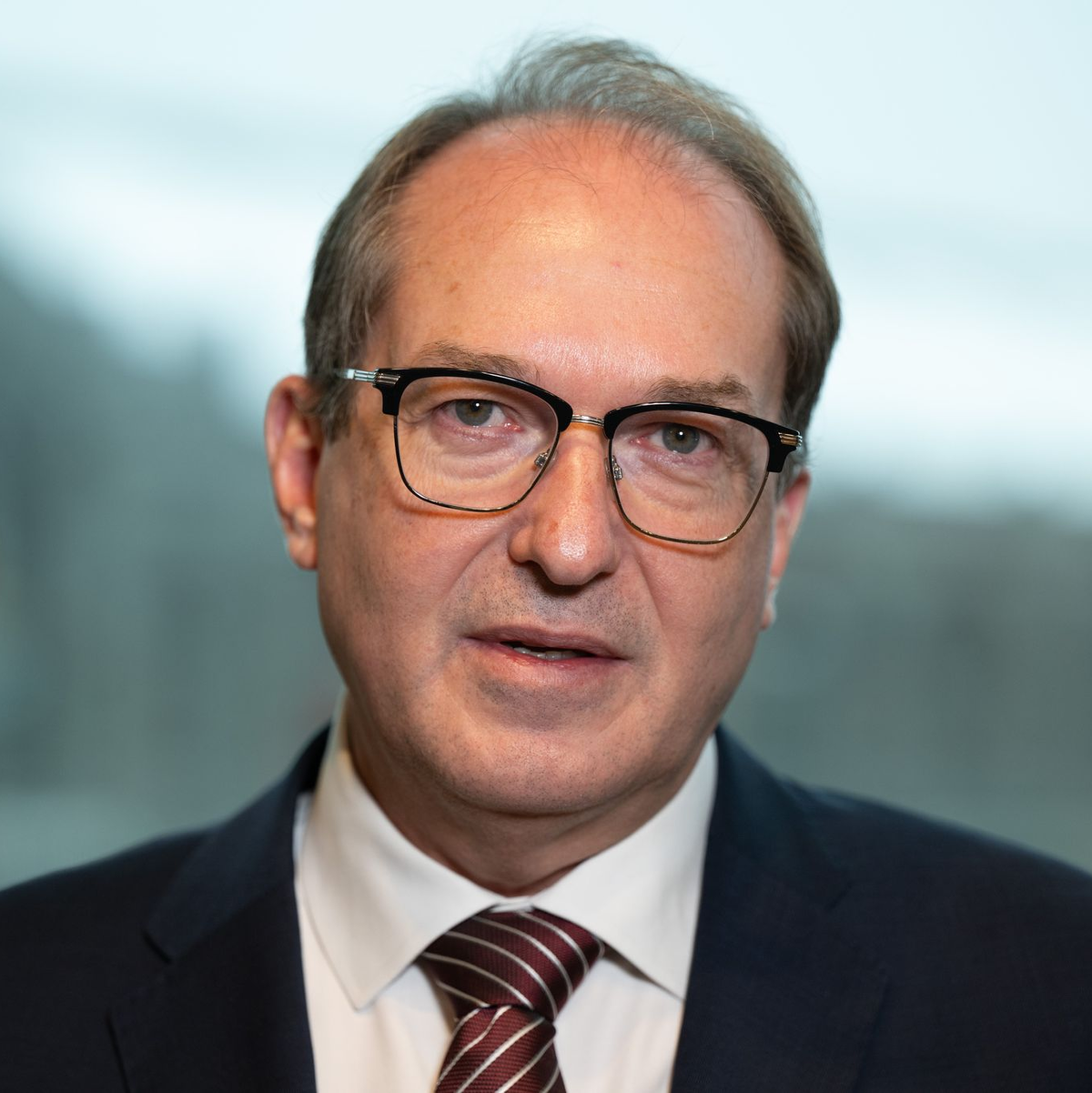 Bundesinnenminister Alexander Dobrindt (CSU) will mehr Rückführungen nach Syrien. (Archvfoto) - Foto: Sebastian Kahnert/dpa