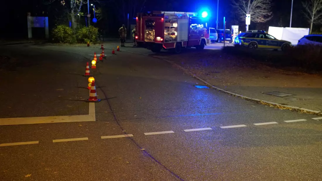 Nach einem gemeinsamen Restaurantbesuch hat ein Autofahrer seinen Bekannten erfasst und knapp 70 Meter mitgeschleift. - Bild: Woelfl/SDMG/dpa