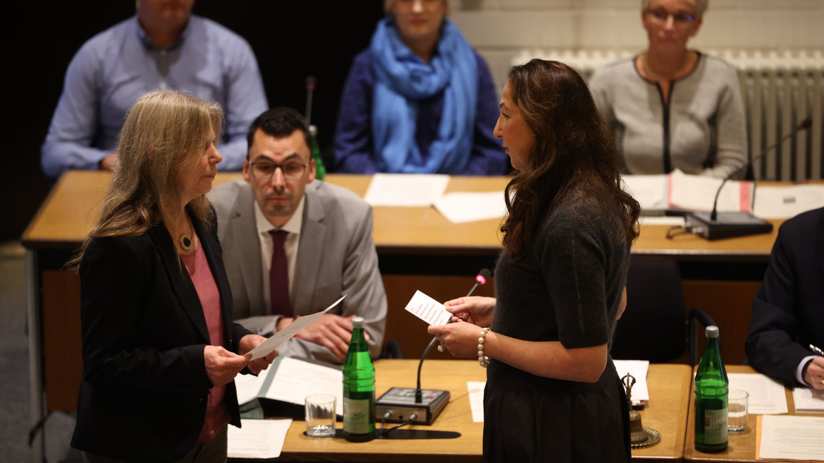 Iris Stalzer wird als Bürgermeisterin vereidigt - Foto: Christoph Reichwein/dpa
