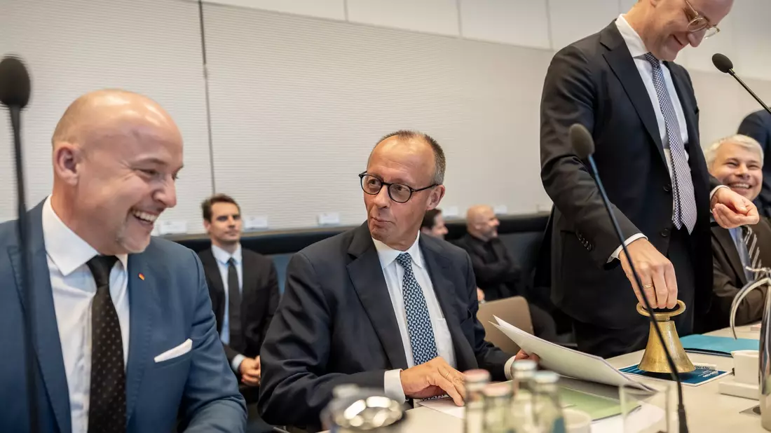 Bei der Sitzung der Unionsfraktion im Bundestag geht es auch um die Irritationen, die Außenminister Johann Wadephul (CDU) mit Äußerungen in Damaskus über die Rückkehr von Syrern in ihre Heimat ausgelöst hatte. - Bild: Michael Kappeler/dpa