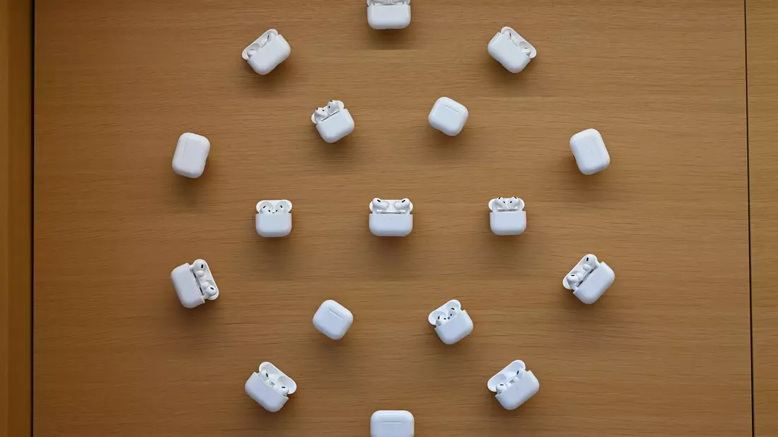 Nutzer in der EU bekommen die Live-Übersetzungsfunktion später in ihre AirPods. (Archivbild) - Bild: David Hammersen/dpa