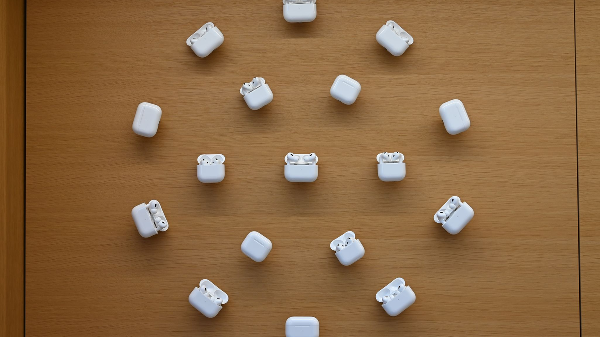 Nutzer in der EU bekommen die Live-Übersetzungsfunktion später in ihre AirPods. (Archivbild) - Foto: David Hammersen/dpa