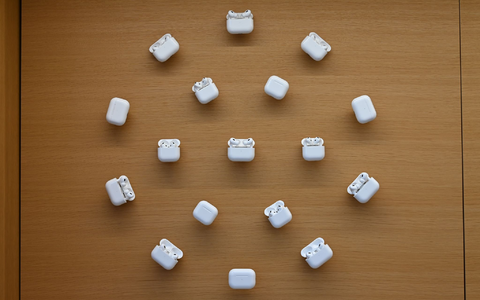 Nutzer in der EU bekommen die Live-Übersetzungsfunktion später in ihre AirPods. (Archivbild) - Foto: David Hammersen/dpa