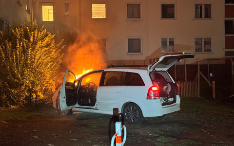 FW Bremerhaven: Brand eines Personenkraftwagens in der Grashoffstraße - Foto: presseportal.de