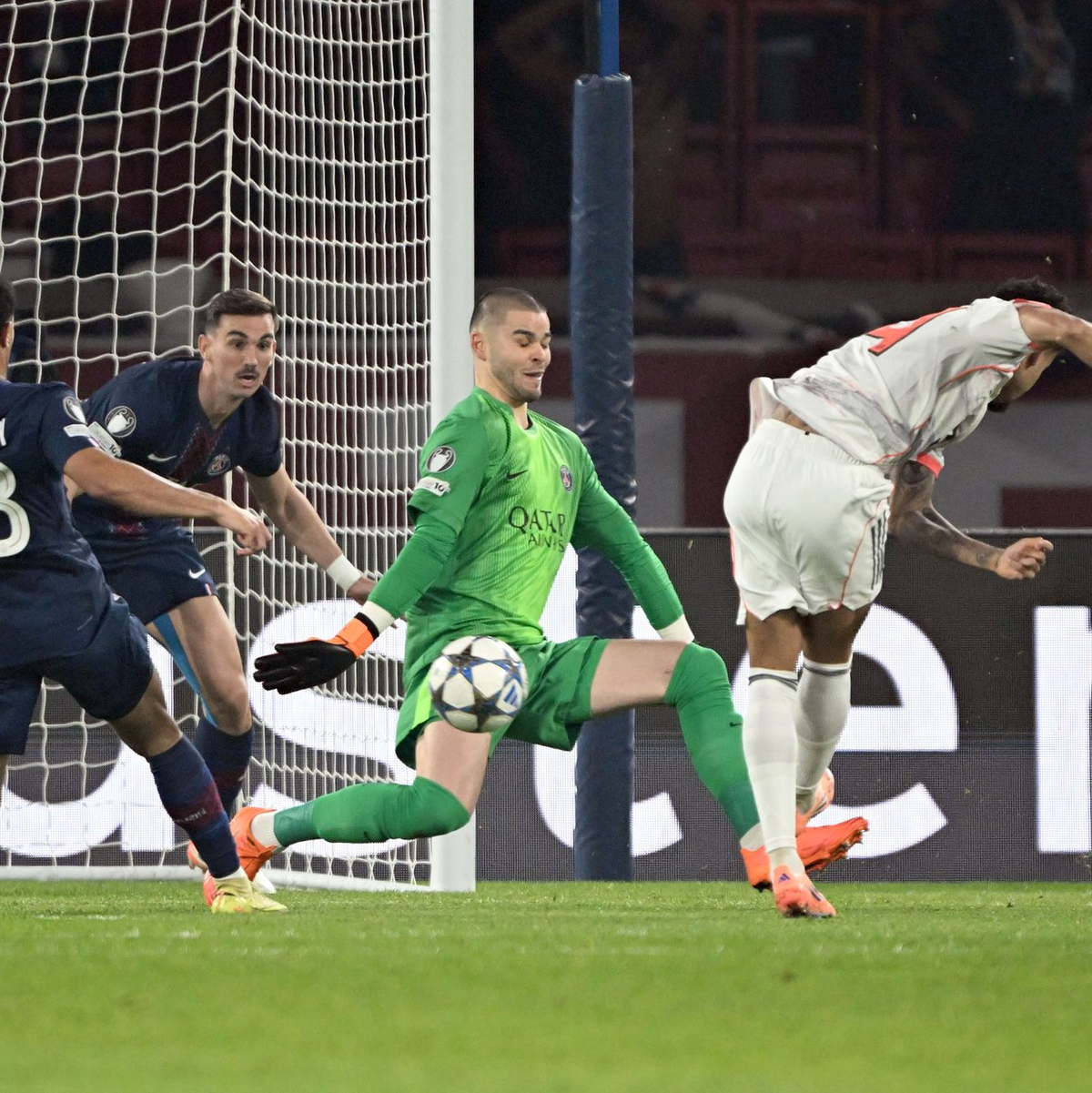 PSG-Coach Luis Enrique (l) und Bayern-Trainer Vincent Kompany in Aktion am Spielfeldrand. - Foto: Federico Gambarini/dpa