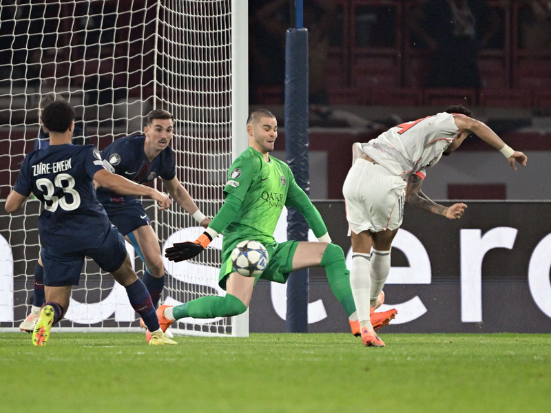 Für dieses Foul gegen Achraf Hakimi wurde Luis Díaz gesperrt. (Archivbild) - Foto: Federico Gambarini/dpa