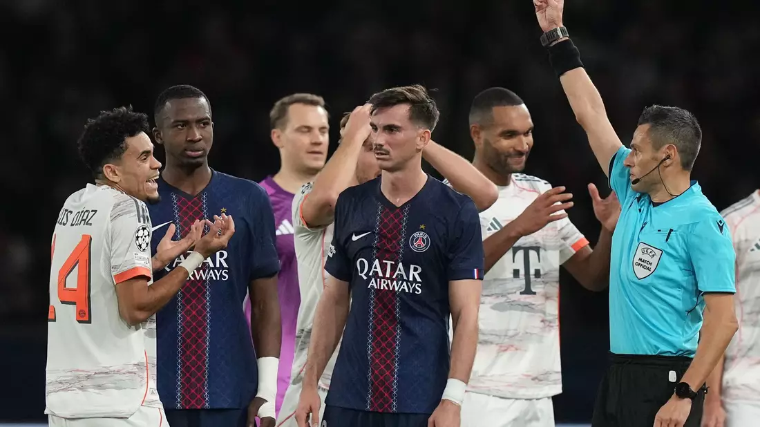 Vincent Kompany (r) stürmt auf den Rasen, um nach dem großen Sieg mit seinen Spielern im Kreis zu jubeln. - Bild: Thibault Camus/AP/dpa