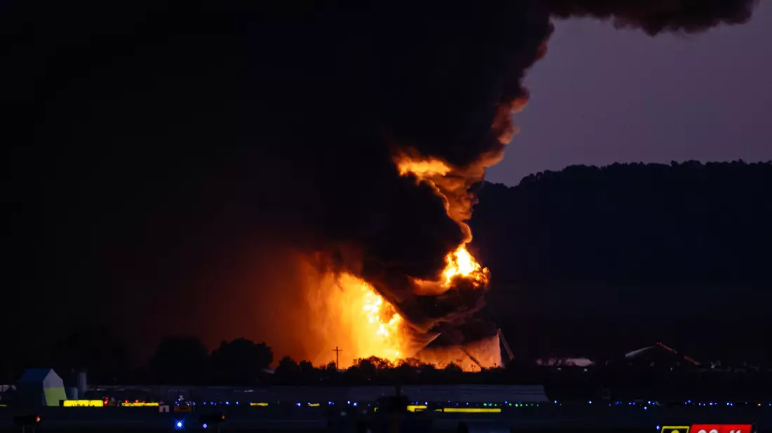 Den Rettungskräften dürfte eine lange Nacht bevorstehen. - Bild: Jon Cherry/AP/dpa