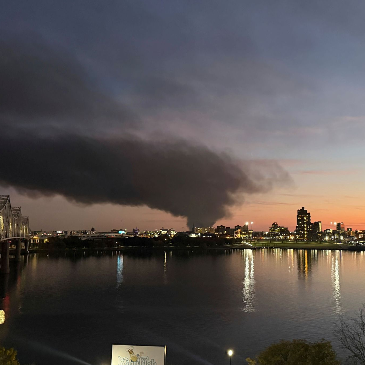 Die Rauchsäule über dem Absturzort war kilometerweit zu sehen. - Foto: Chuck Fugate/Chuck Fugate/AP/dpa