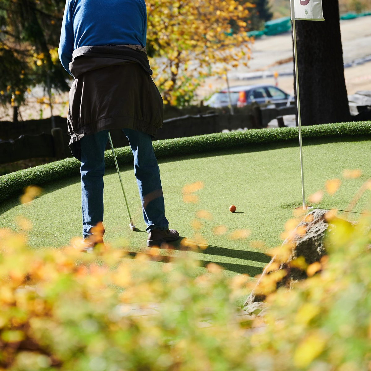 Manchmal ist es wie verflixt und der Ball kommt wieder aus dem Loch heraus. (Symbolbild) - Foto: Annette Riedl/dpa