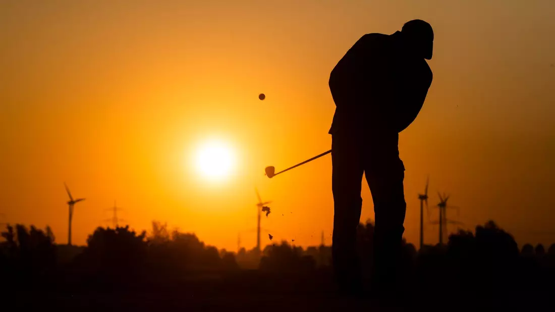 Golfen bei Sonnenaufgang. (Symbolbild)  - Bild: Julian Stratenschulte/dpa
