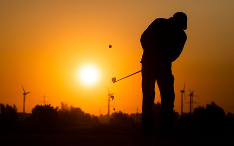 Golfen bei Sonnenaufgang. (Symbolbild)  - Foto: Julian Stratenschulte/dpa