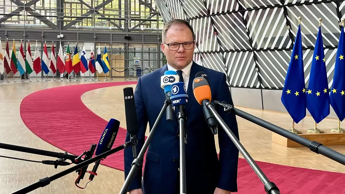 War bis zum frühen Morgen in Brüssel für stundenlange Verhandlungen: Umweltminister Carsten Schneider (SPD). - Bild: Katharina Redanz/dpa