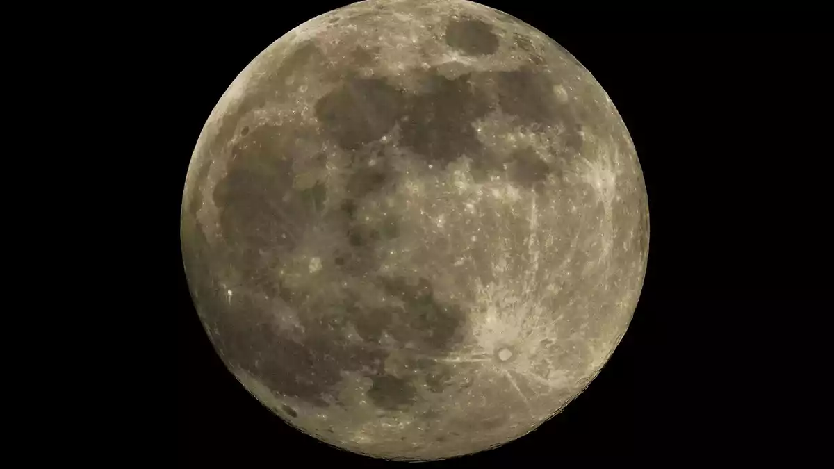 Das Phänomen Supermond begeistert immer wieder zahlreiche Menschen. (Archivbild) - Bild: Anupam Nath/AP/dpa