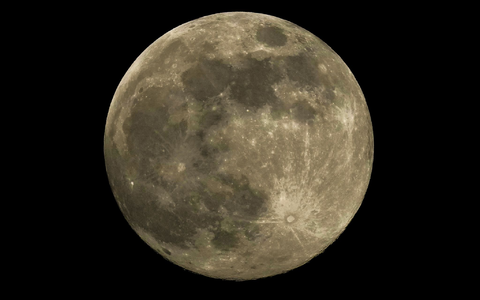 Das Phänomen Supermond begeistert immer wieder zahlreiche Menschen. (Archivbild) - Foto: Anupam Nath/AP/dpa