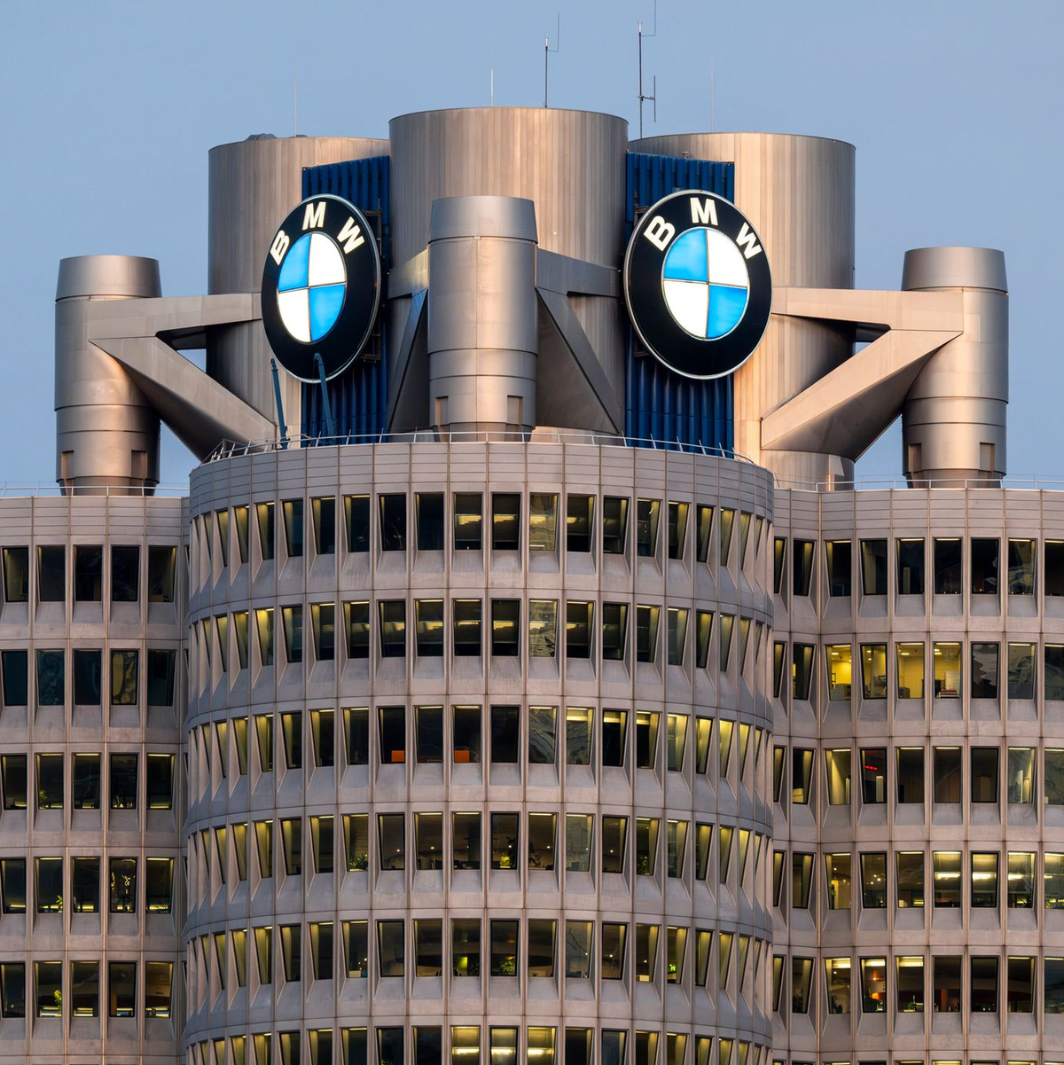 BMW zeigt sich in der aktuellen Krise der deutschen Autoindustrie bisher robuster als die Konkurrenz. (Archivbild) - Foto: Peter Kneffel/dpa