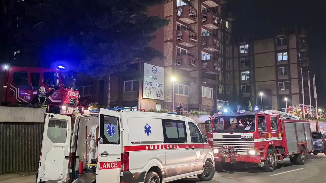Beim Brand in einem Altenheim in der bosnischen Stadt Tuzla kamen mindestens elf Menschen ums Leben.  - Bild: Uncredited/AP/dpa