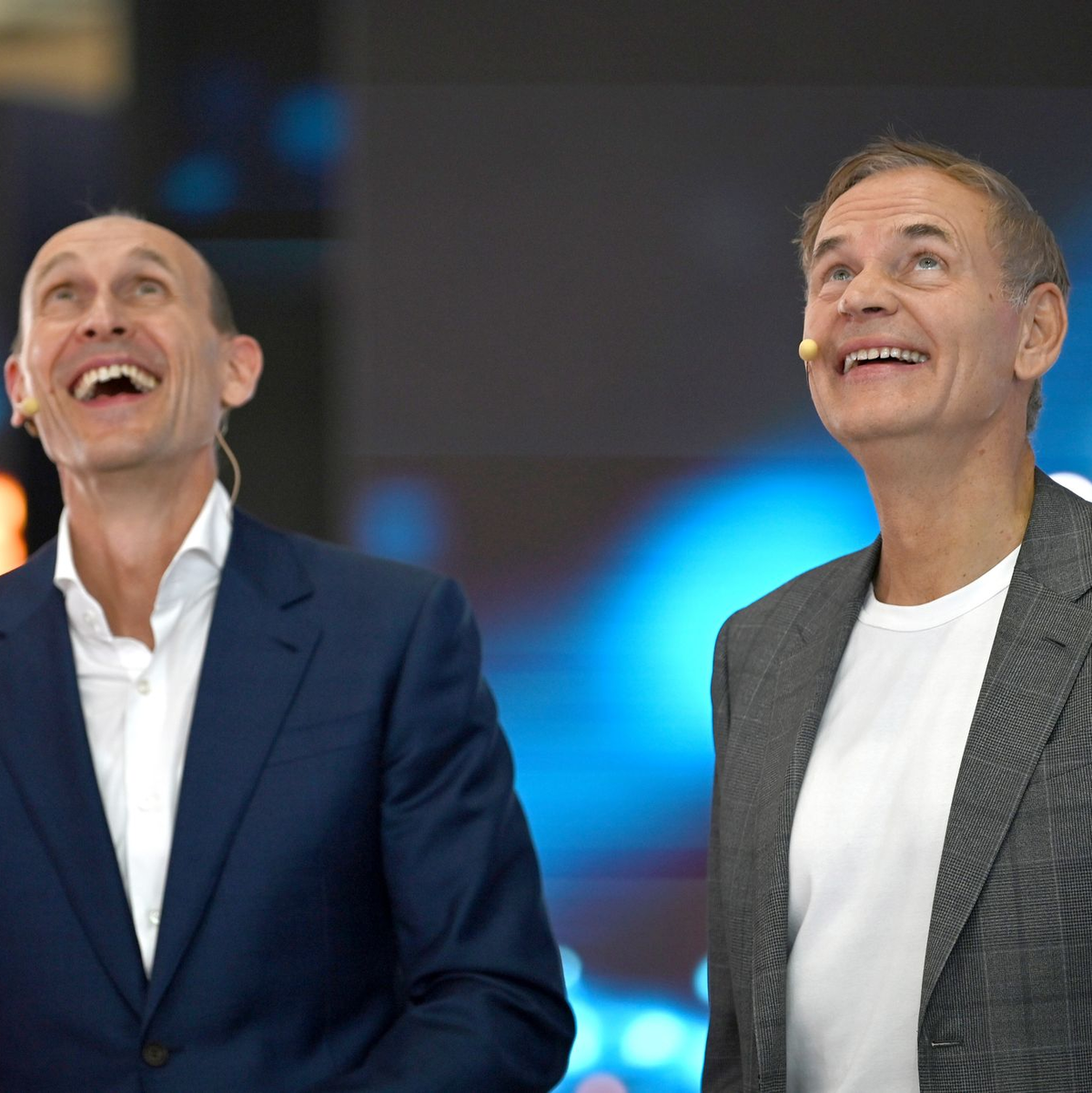 VW-Konzernchef Blume (r) sieht in der Strategie für China einen VW-eigenen Fünfjahresplan.  - Foto: Johannes Neudecker/dpa