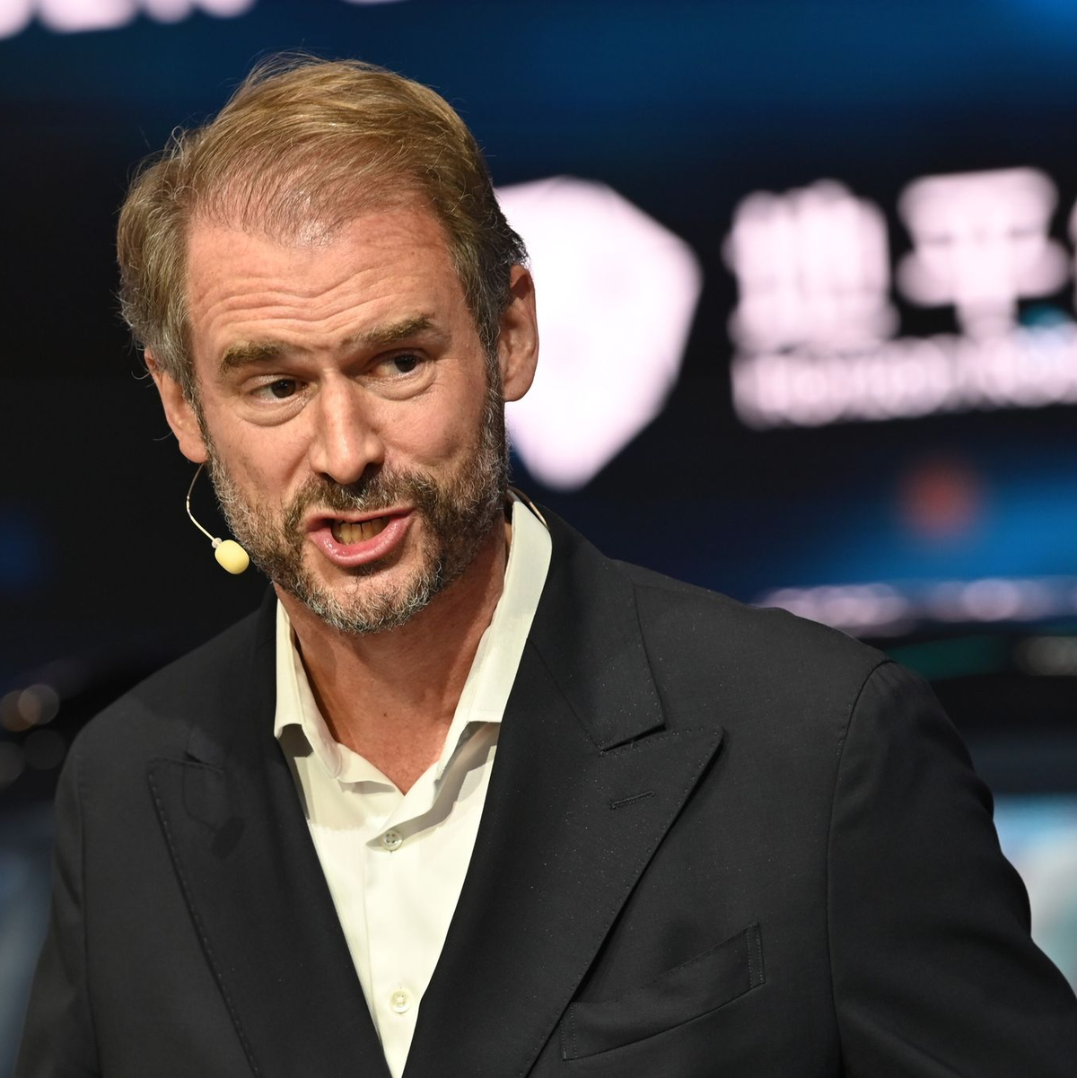 Cariad-Chef Bosch bezeichnete die neuen Produkte als KI-Chips.  - Foto: Johannes Neudecker/dpa