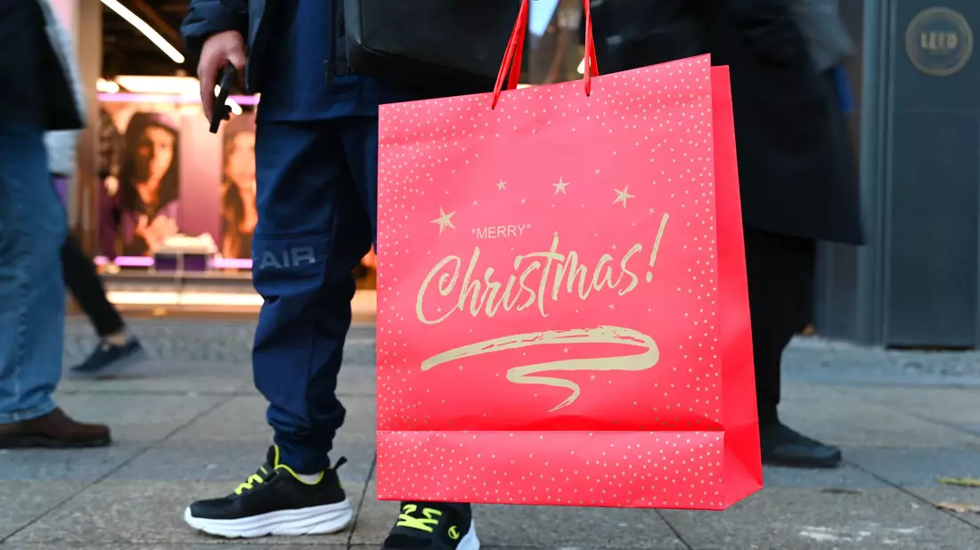 Im Schnitt möchten die Verbraucher 263 Euro für Geschenke ausgeben. - Bild: Elisa Schu/dpa