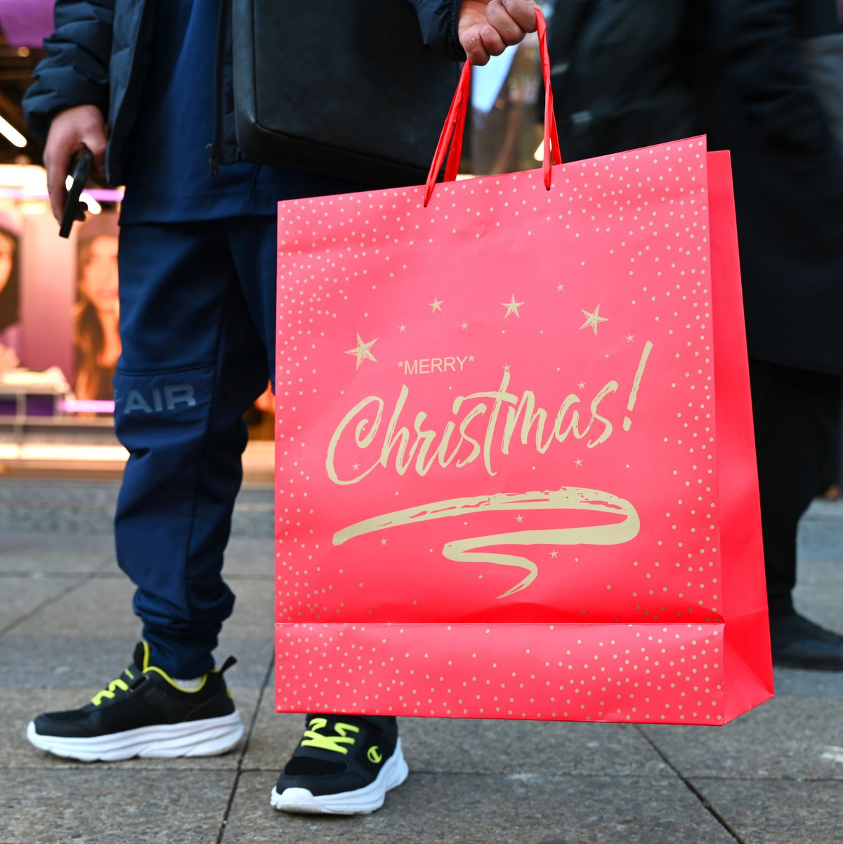Viele Einzelhändler rechnen in diesem Jahr mit einem eher bescheidenen Weihnachtsgeschäft. (Symbolbild) - Foto: Elisa Schu/dpa