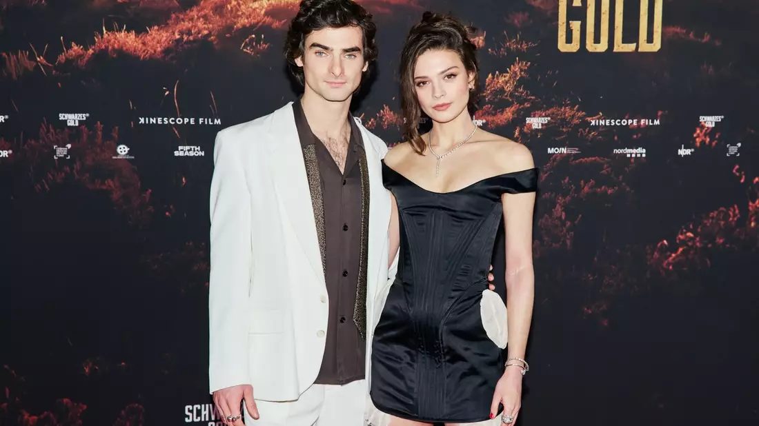Weltpremiere mit Starpower: Harriet Herbig-Matten, Aaron Hilmer, Tom Wlaschiha und Jessica Schwarz begeisterten Publikum mit der ARD-Serie Schwarzes Gold - Bild: presseportal.de