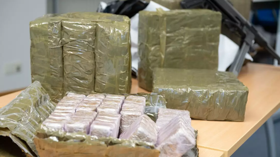 Im Kühlschrank eines mutmaßlichen Drogenschmugglers finden Zollbeamte Haschisch - getarnt als Dubai-Schokolade. (Symbolbild) - Bild: Timm Schamberger/dpa