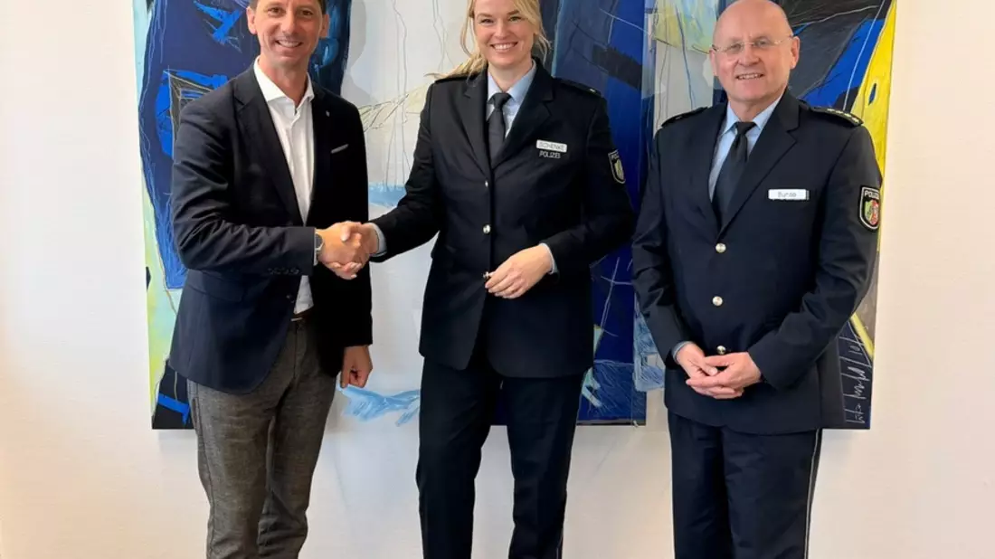 POL-SI: Landrat begrüßt Stefanie Schenke als neue Leiterin des Leitungsstabs bei der Polizei Siegen-Wittgenstein - #polsiwi - Bild: presseportal.de