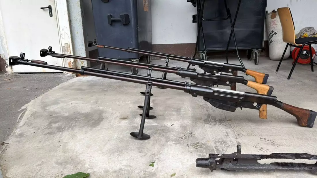 Ermittler entdecken in dem riesigen Waffenarsenal in Remscheid immer neue Verstecke. (Archivbild) - Bild: Polizei Wuppertal/dpa