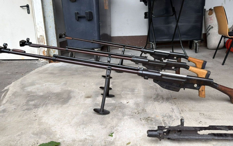 Ermittler entdecken in dem riesigen Waffenarsenal in Remscheid immer neue Verstecke. (Archivbild) - Foto: Polizei Wuppertal/dpa
