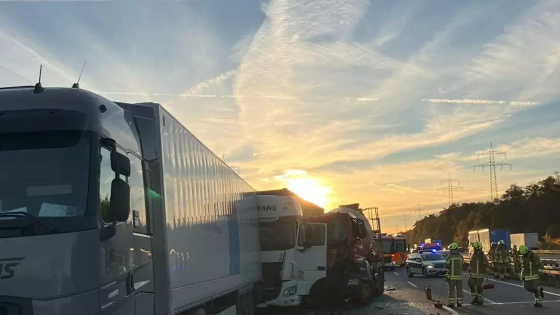 FW Hannover: Die Feuerwehr Hannover wurde heute Morgen zu einem Verkehrsunfall auf die A2 alarmiert. Bei dem Unfall wurde ein LKW-Fahrer verletzt. Die A2 war in Fahrtrichtung Dortmund gesperrt. - Bild: presseportal.de