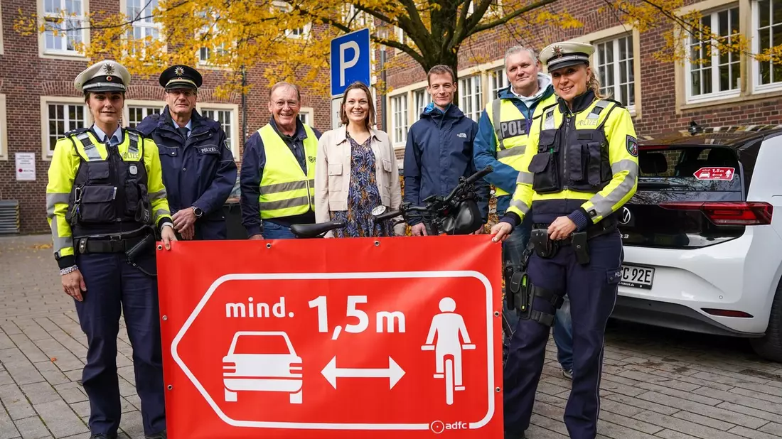 POL-COE: Kreis Coesfeld/Für mehr Sicherheit im Straßenverkehr: #anderthalbmeterAbstand - Aufkleber-Aktion von Polizei, Stadt Coesfeld und ADFC - Bild: presseportal.de