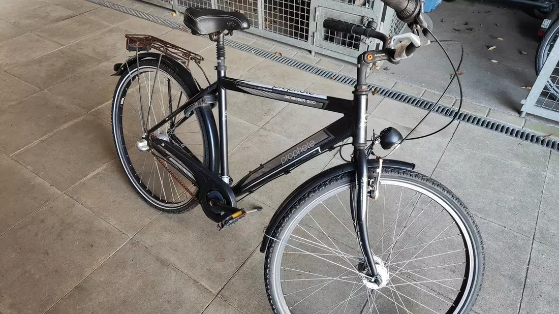 POL-HK: Hademstorf: In Haus eingestiegen; Bispingen: Gegen Ampel gefahren; Walsrode: Scheiben mit Gullydeckel eingeworfen; Bispingen: In Bauernhaus eingeschlichen; Soltau: Eigentümer zu Fahrrad gesucht (FOTO) - Bild: presseportal.de