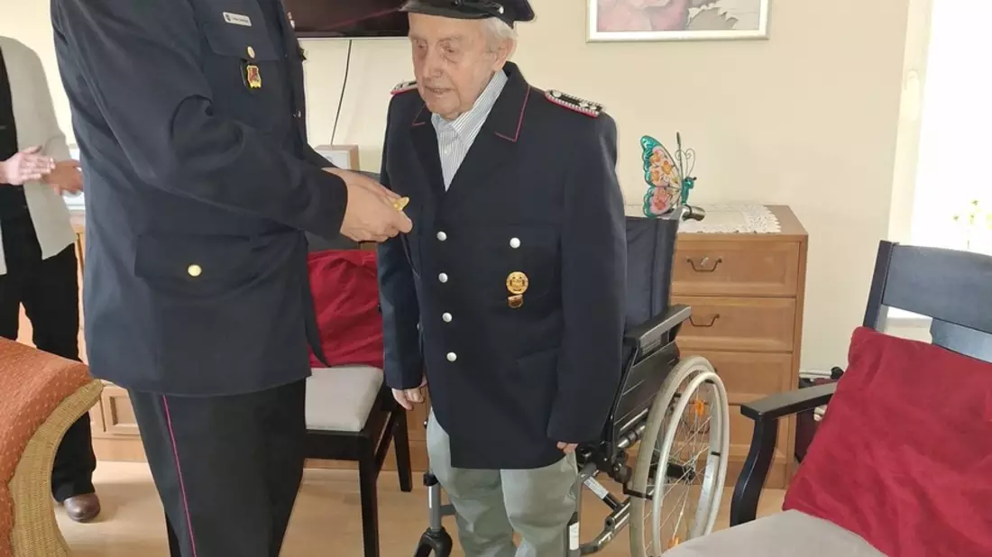 FW-ROW: Eine außergewöhnliche Ehrung - Christoph Bardenhagen seit 80 Jahren Mitglied der Feuerwehr - Bild: presseportal.de