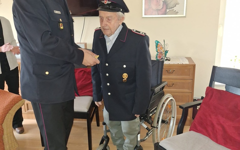 FW-ROW: Eine außergewöhnliche Ehrung - Christoph Bardenhagen seit 80 Jahren Mitglied der Feuerwehr - Foto: presseportal.de