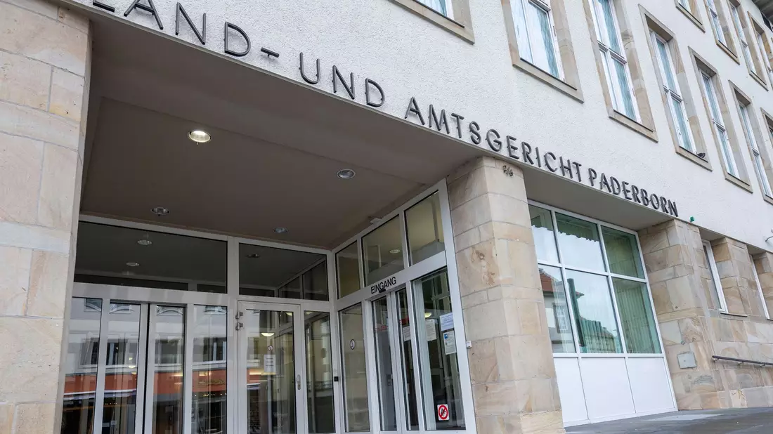 Am Landgericht hat ein Mordprozess in einem Jahrzehnte zurückliegenden Fall begonnen (Archivbild) - Bild: David Inderlied/dpa