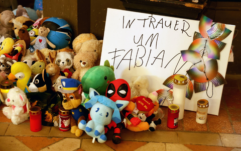 Kuscheltiere und Kerzen zum Gedenken an Fabian.  - Foto: Bernd Wüstneck/dpa