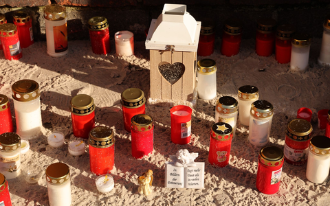 Viele Kerzen erinnern an den achtjährigen Fabian, der einem Gewaltverbrechen zum Opfer fiel.  - Foto: Bernd Wüstneck/dpa