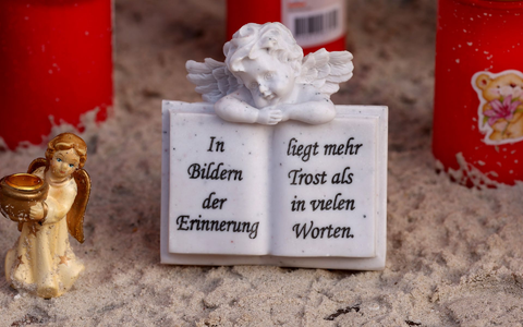 Kerzen und Engel erinnern an Fabian.  - Foto: Bernd Wüstneck/dpa