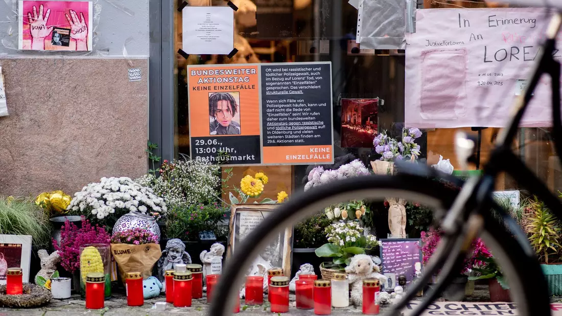 Die Umstände des gewaltsamen Todes von Lorenz sollen in einem Gerichtsverfahren geklärt werden. Angeklagt ist ein Polizist. - Bild: Hauke-Christian Dittrich/dpa