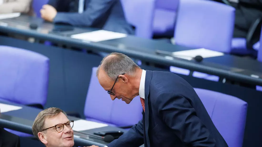 Außenkanzler und Außenminister: Friedrich Merz und Johann Wadephul (beide CDU) während der Generaldebatte zum Haushalt im Bundestag. - Bild: Carsten Koall/dpa